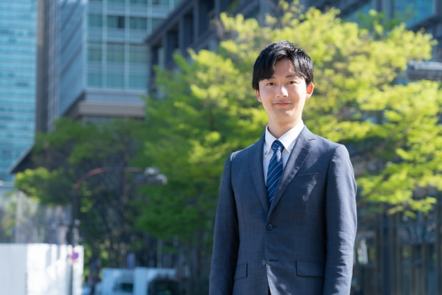 センター分けの髪型の男性の写真