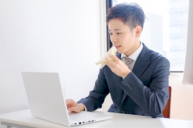 ツーブロックの髪型の男性の写真