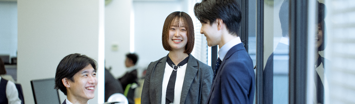 最短3週間で内定【東証プライム上場│初任給33万円】テクノロジー×クリエイティビティで価値を創造|裁量多く20代リーダーが活躍&副業・有給休暇取得率80.7%などの柔軟性ある環境のハイブリッド|総合職説明会にてまるっと紹介!