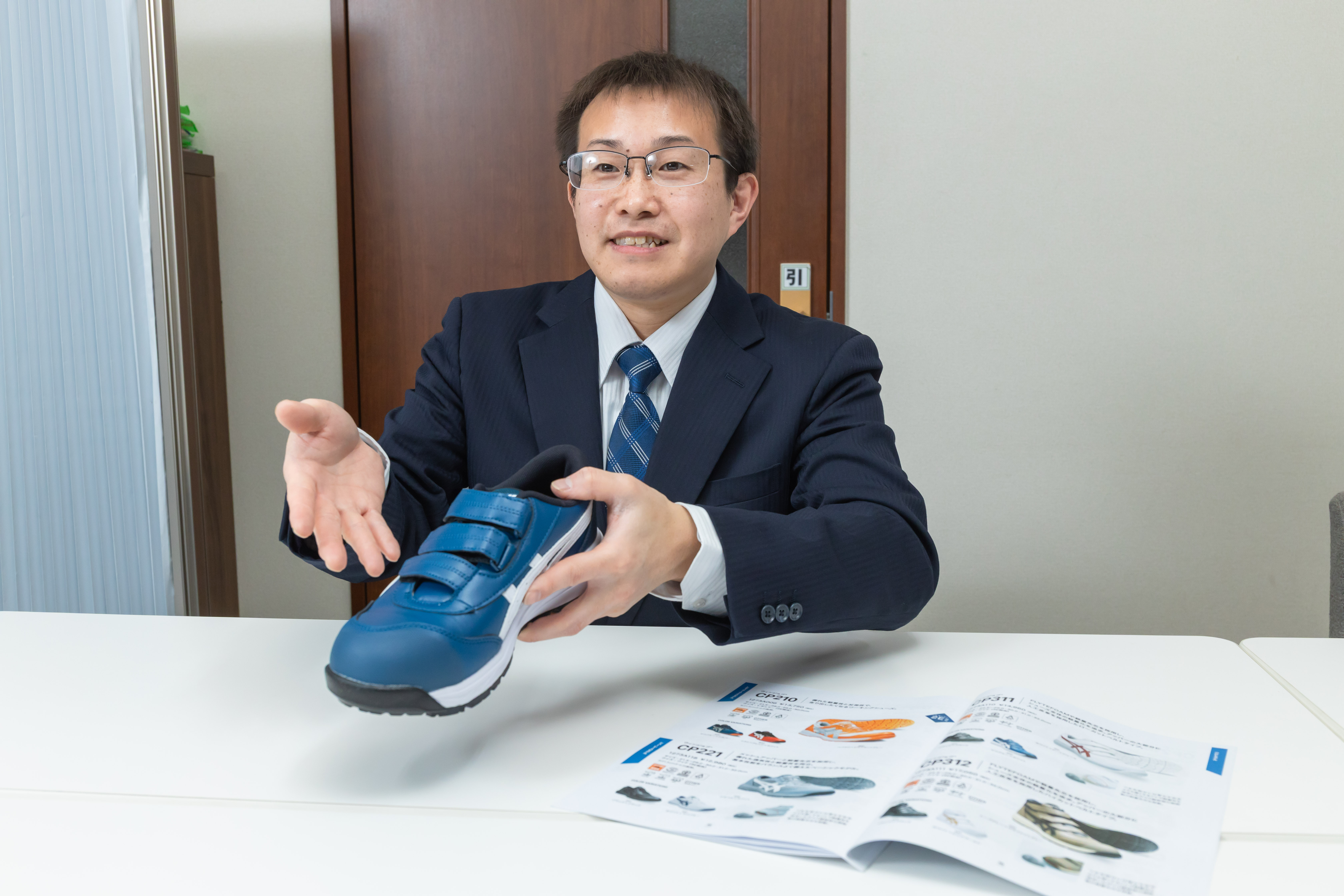 【アシックス×自社開発の強み】1,000社を超える取引先を持つ専門商社。一流ブランドの正規代理店事業と多数のOEM製品展開で、現場の「安全と快適」を支えています！