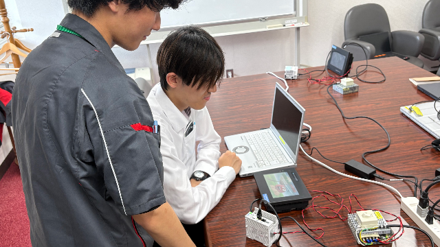 一人1台の実機体験。先輩社員がサポートします。