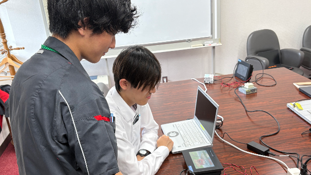 一人1台の実機体験。先輩社員がサポートします