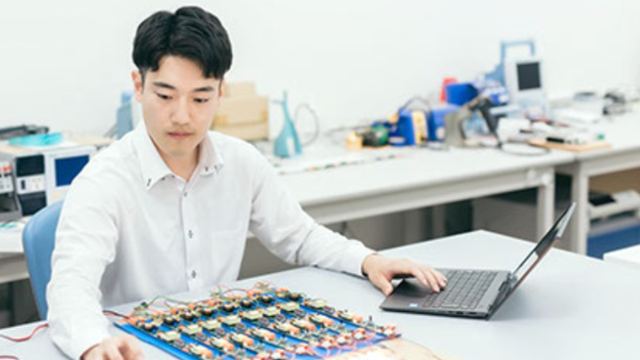 【企画開発設計職②】
照明器具の「心臓部」=LEDモジュール、電源部分、電子回路などを担当します。
「照明制御」の分野では、Bluetoothなどの通信規格、アプリ開発、プログラミングなども担当!