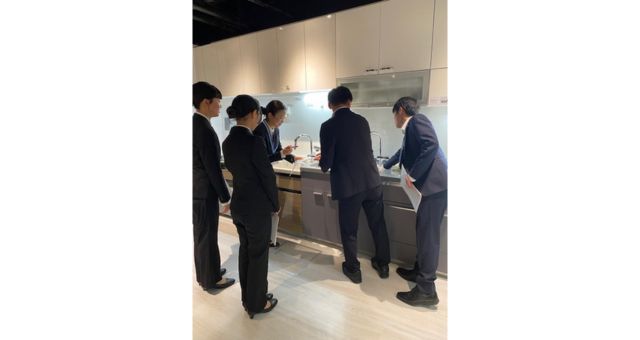 ショウルームで見学をしている様子