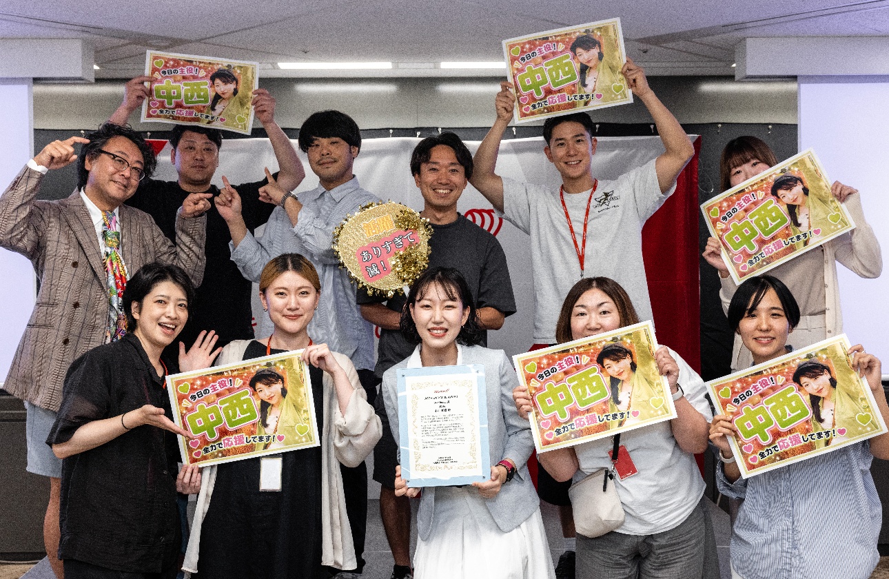 AWARD登壇者の応援も「遊び」の一環！チームメンバー全員で登壇したメンバーを称えます。
