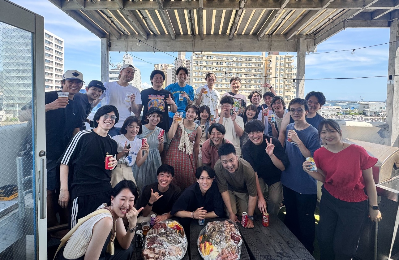 社長＋新卒メンバー＝【新卒会】！毎回どこかに遊びに行って交流を深めています。
