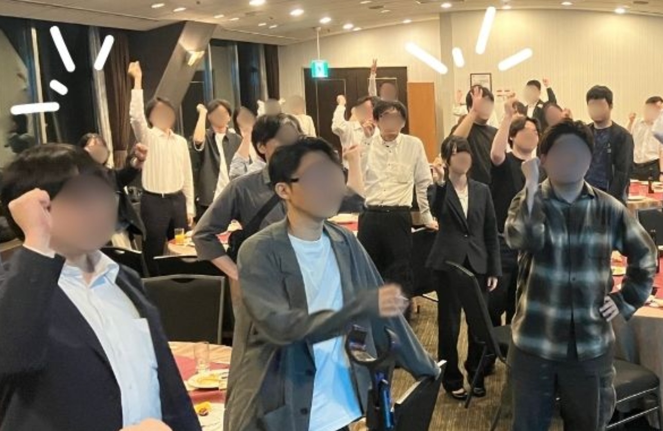 会社報告会の様子