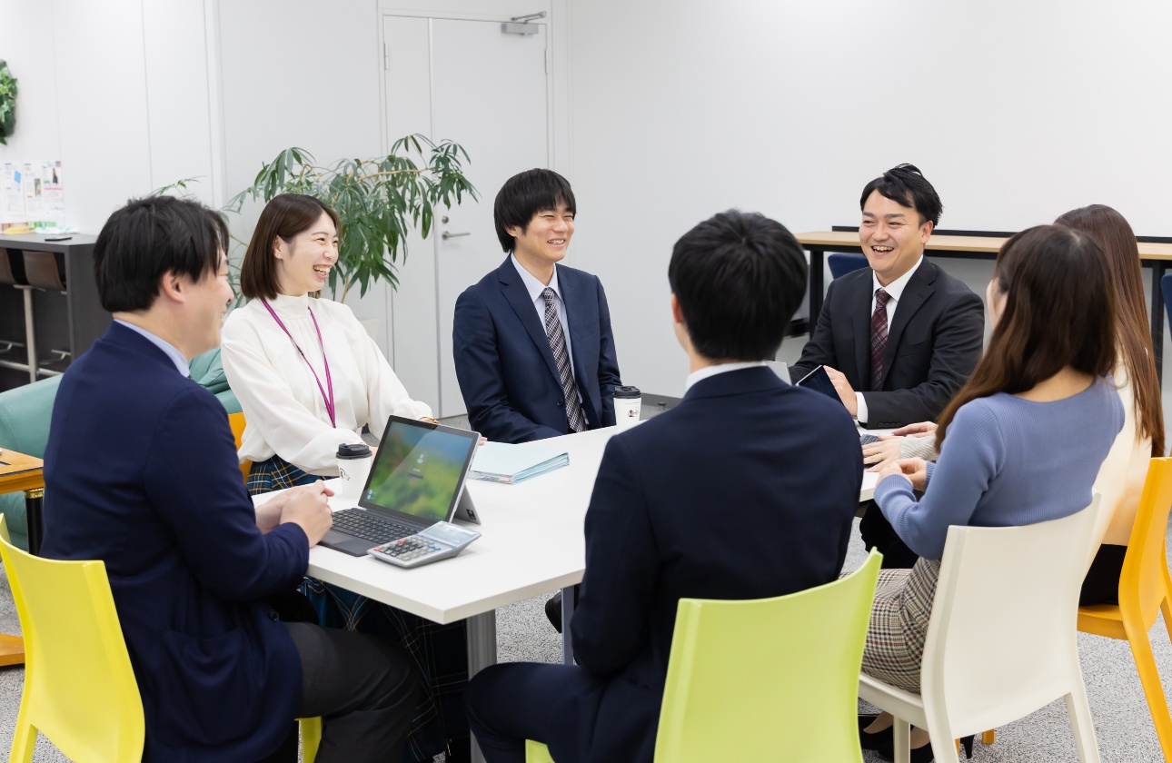 20代～30代の穏やかな社員が多く、和気あいあいとしたアットホームな社風です。