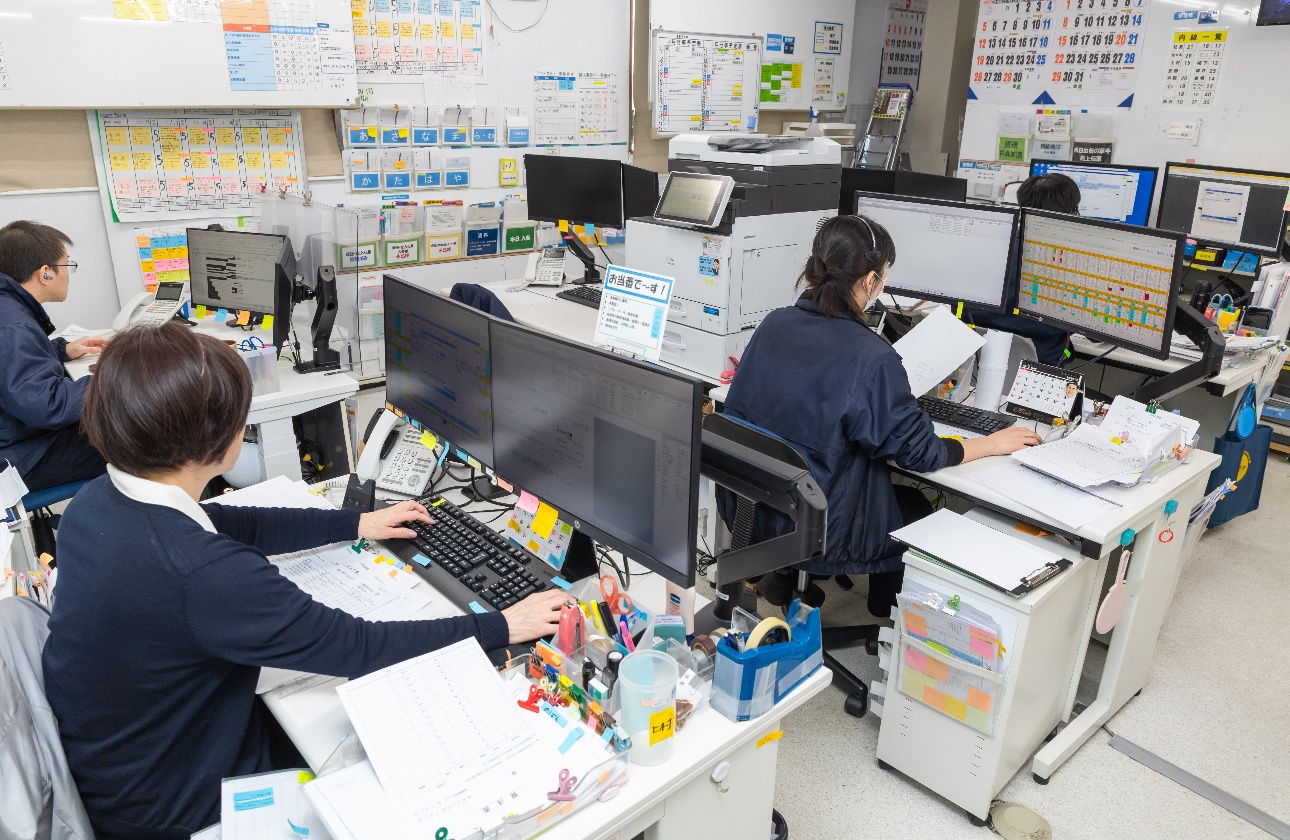 【笑顔が絶えないワンフロア】「真面目に、でも楽しく!」手順をみんなでワイワイ確認しながら、前向きに進める文化