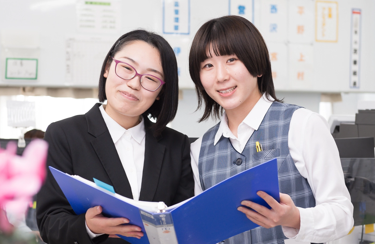 【笑顔が絶えないワンフロア】「真面目に、でも楽しく!」手順をみんなでワイワイ確認しながら、前向きに進める文化