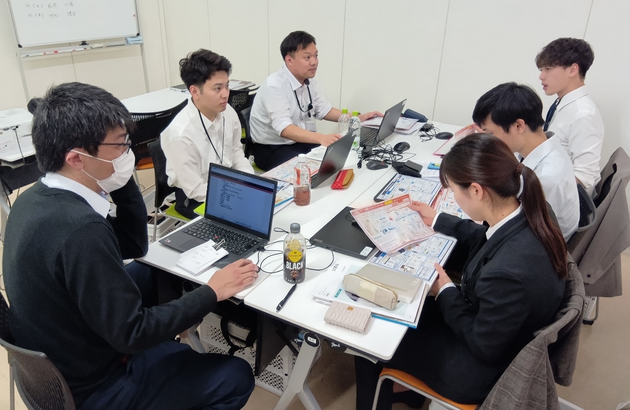入社1年目は【研修期間】1年半にわたる育成プログラムあり