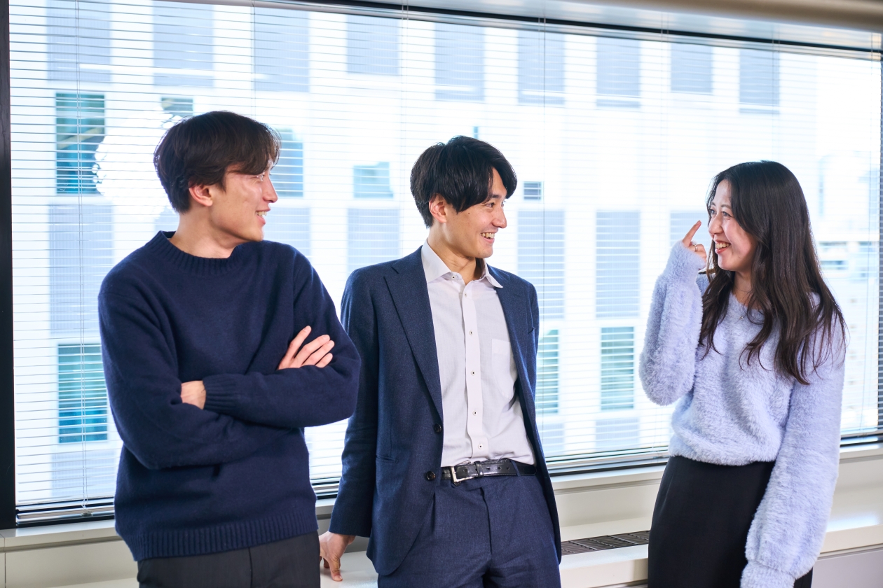 社内でフラットに会話、 相談が出来る