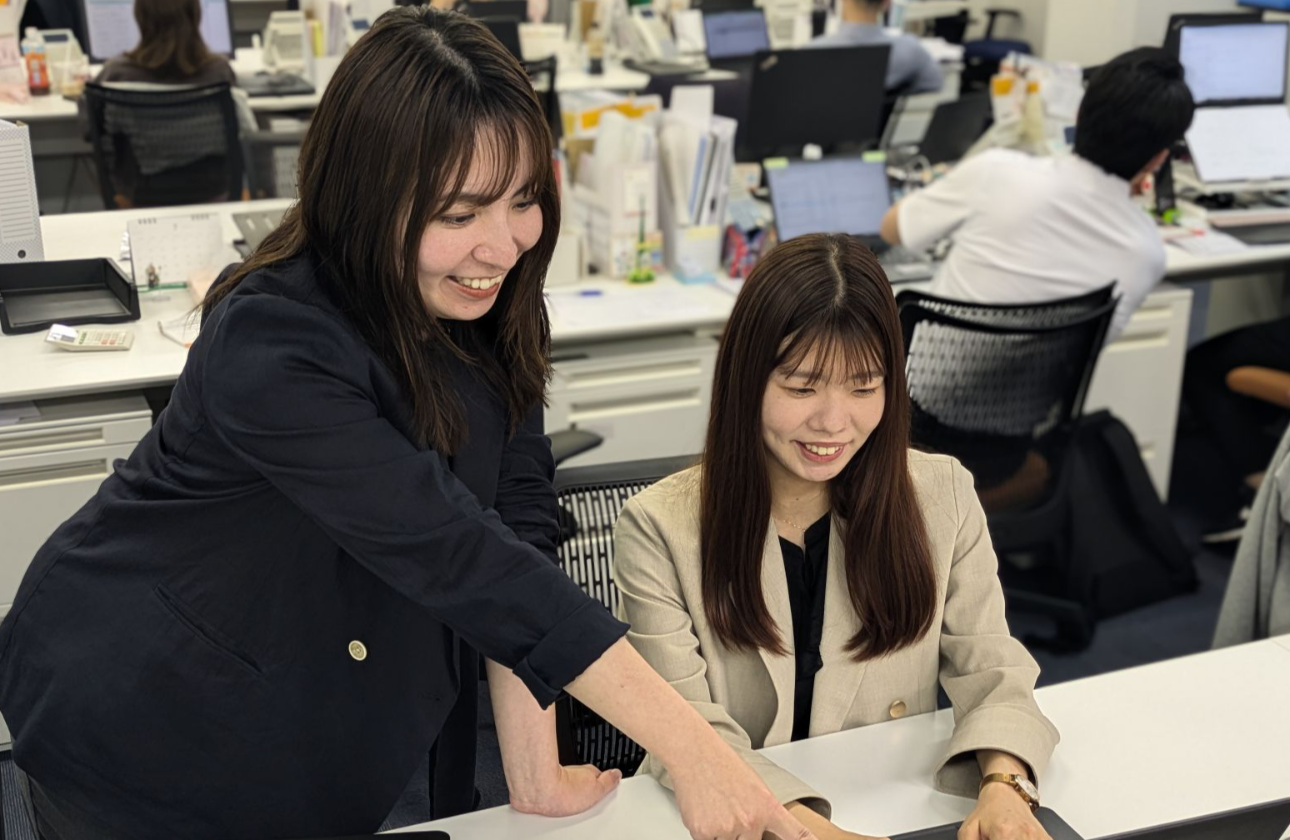 先輩後輩の垣根が低く、
面倒見の良い先輩が多い職場です。
上司も30代なのでコミュニケーションがとりやすいです!