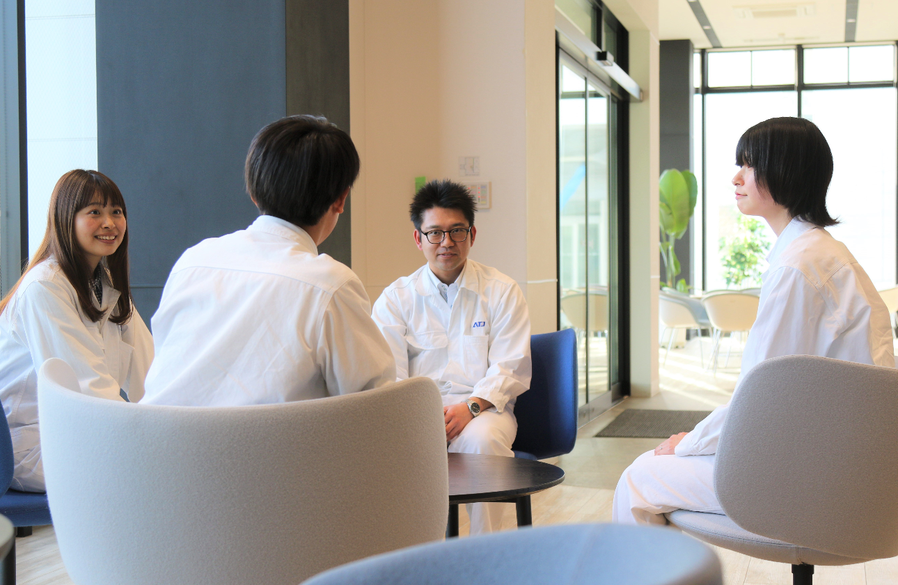 有給休暇取得率100%・フレックス勤務が可能ですので働きやすい環境です！
2023年度の年間定着率も94.3%となっています。