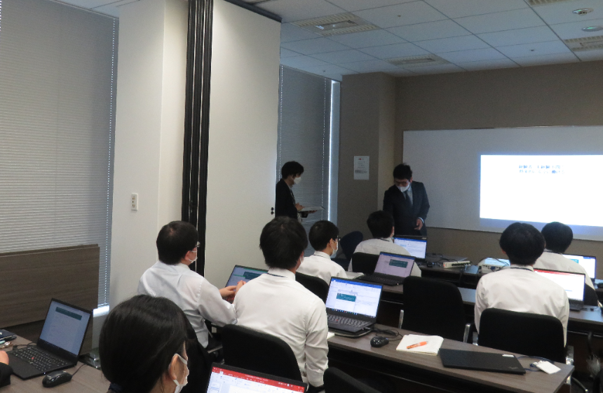 入社後はJavaを使ってのチーム開発など、エンジニアとして必要な基礎力を蓄え、OJTを通して現場で実際に使える応用力を習得していきます。