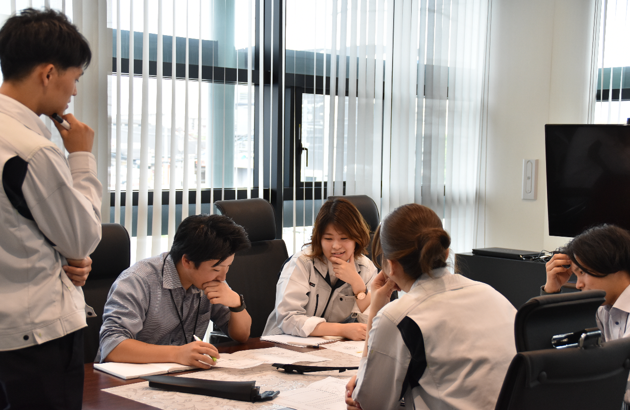 壁にぶつかりながらも、みんなで意見を出し合って【もっといいクルマづくり】に取り組んでいます。