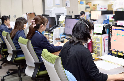 【バラエティストア】を支える本部
１商品部
２店舗運営
３営業企画
４店舗開発
５経理
６経営企画
７情報システム
８総務人事