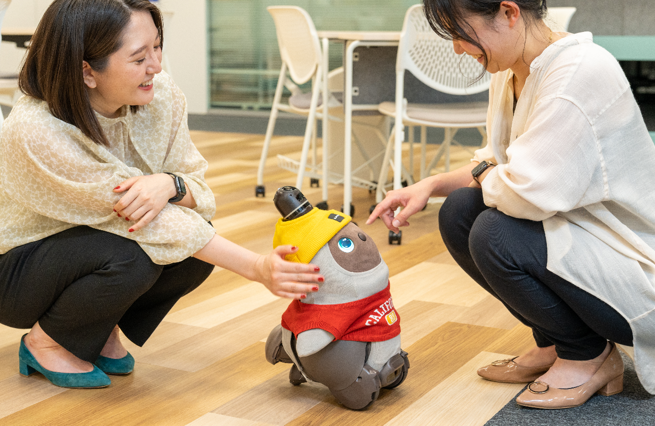 オフィスロボット〈LOVOT〉がオフィス内を歩き回り、癒やしを与えてくれています！