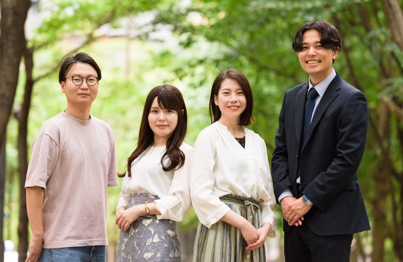 事務所内では法学部出身ではない方も多数活躍！専門的な知識も研修やOJTを通じて1から学ぶことができます。