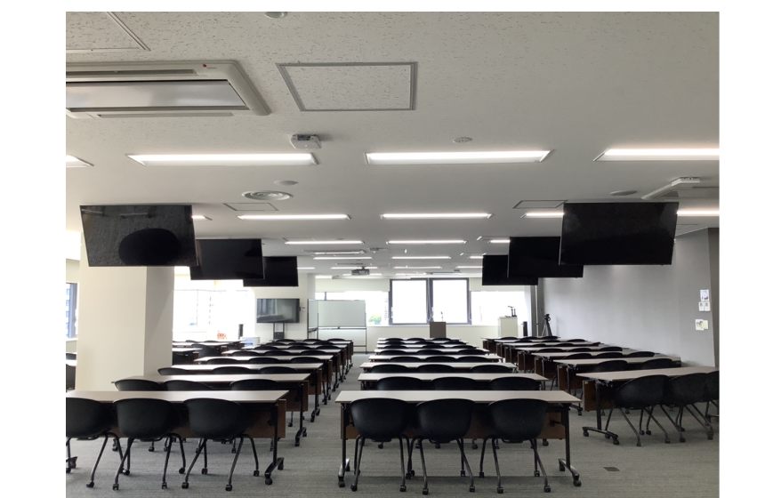弊社新横浜駅前事務所にございます、77坪、86席のセミナールームです。セミナー、研修、お客様への情報発信の拠点となっております。
