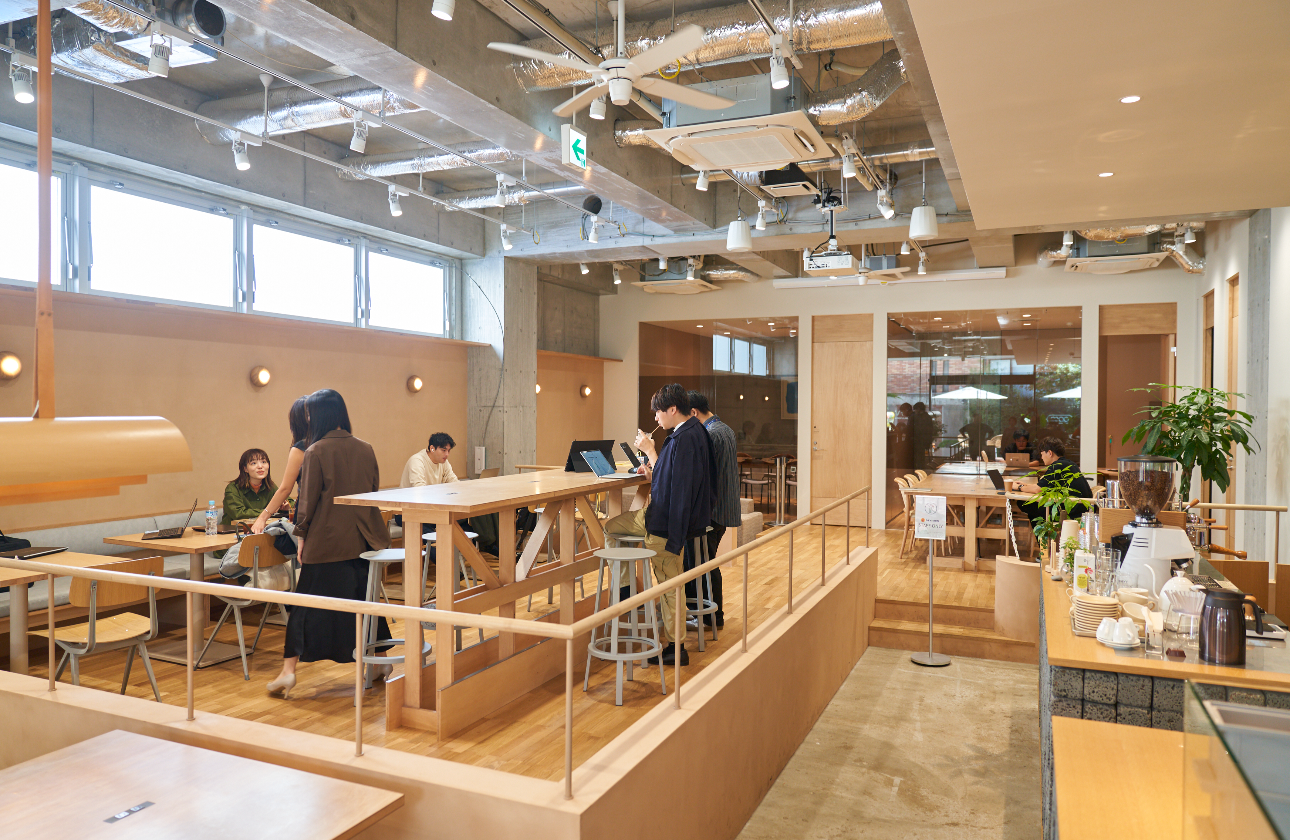 「カフェにあるオフィス」コミュニケーション中心型の最新オフィス