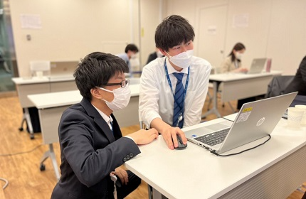 大学の専攻不問、ゼロから教える研修を10年以上継続