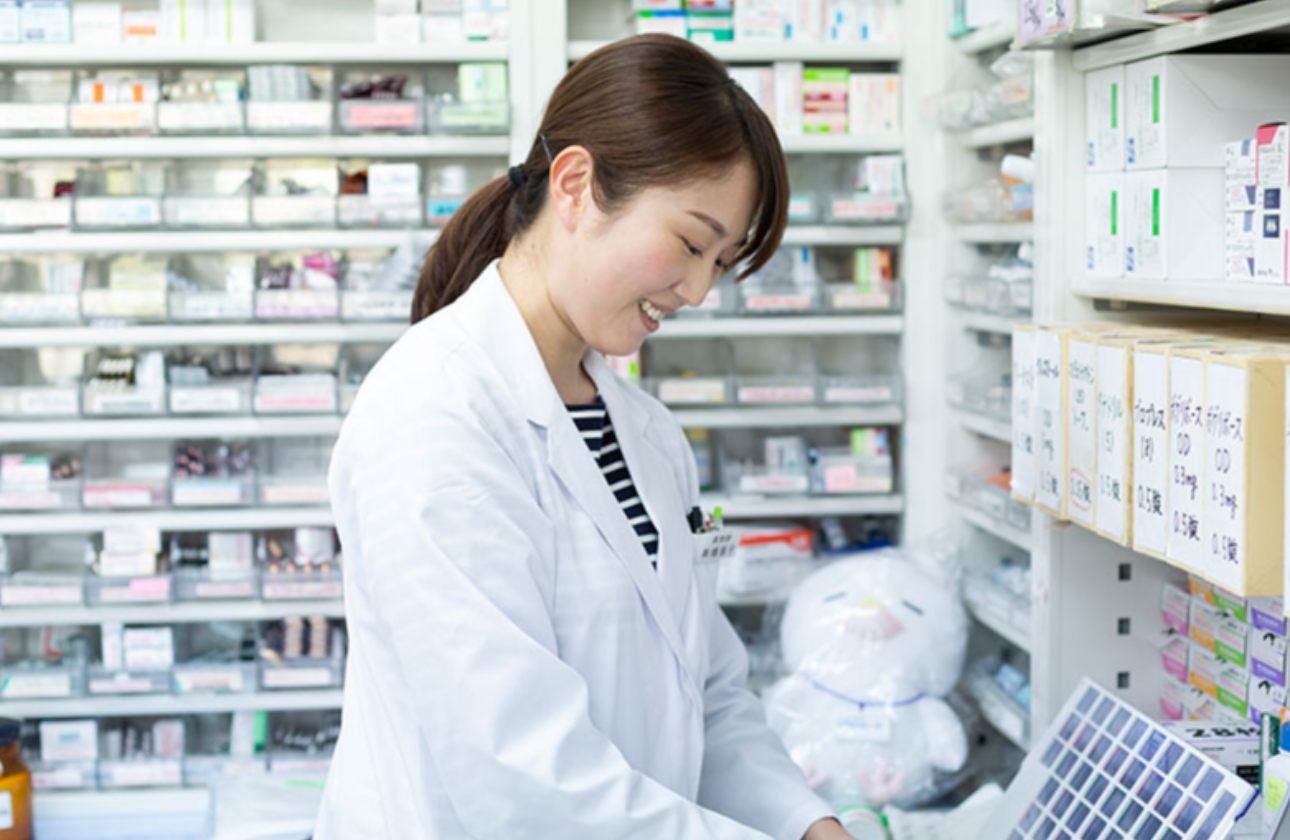 和やかな薬局も調剤業務では真剣勝負。正確・迅速な対応が求められ、患者さまの「ありがとう」がやりがいと成長につながる環境です。