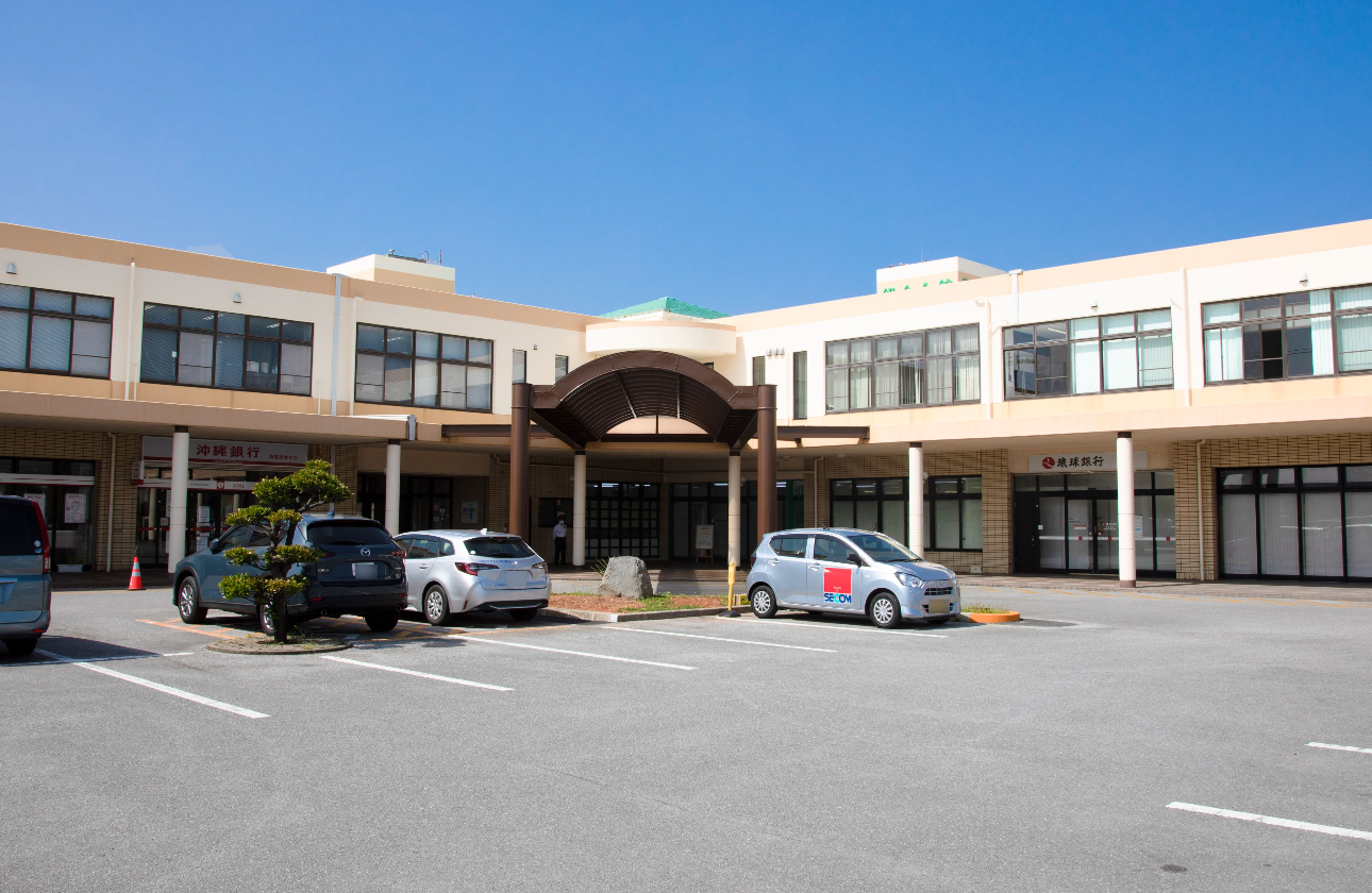 設立当初はフロアの一角からスタートしたような小さな会社でしたが、現在は発展著しい沖縄県浦添市の西海岸エリアに本社を構えています。