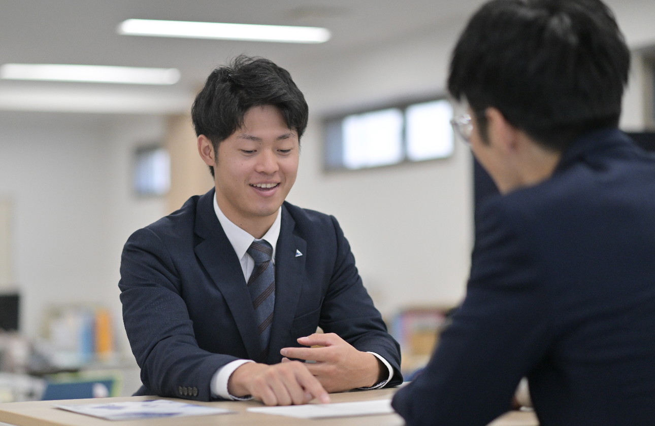 仕事で分からないことがあっても、その場で直ぐに相談できる環境です。悩み事は皆で共有し、解決・改善に繋げます。