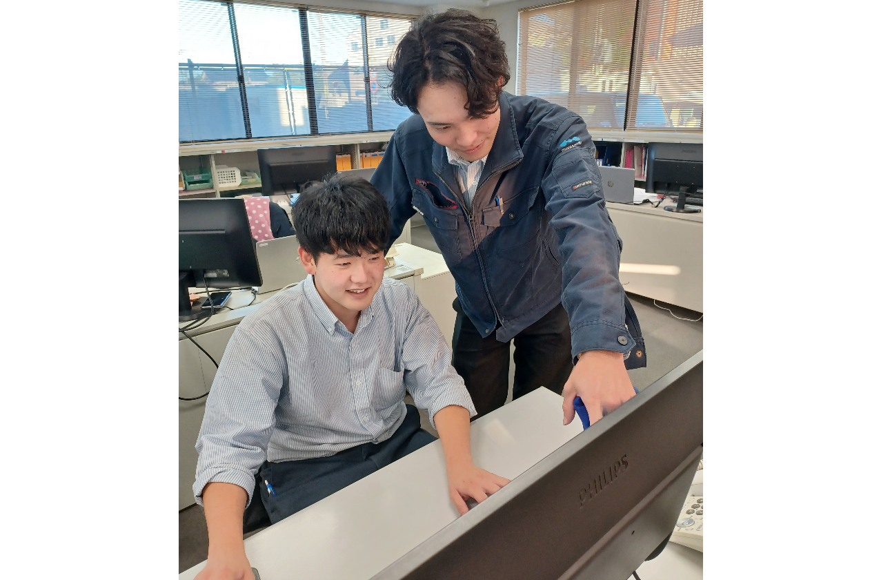 年齢の近い先輩社員がメンターとなり仕事を教えます。