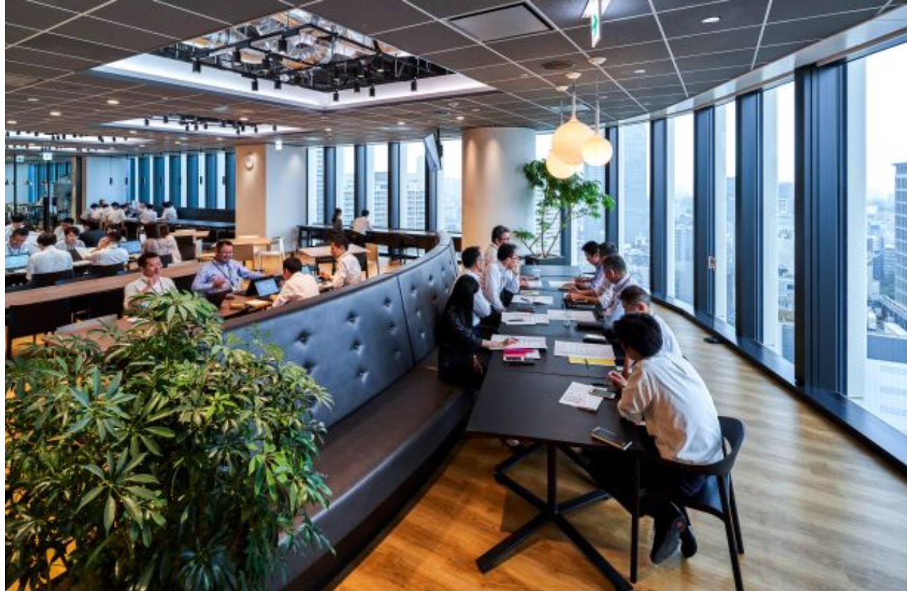当社は人材こそがすべての基盤であると考えています。社員一人ひとりが120％の力を発揮できるよう、人材育成・働き方改革に力を入れています。