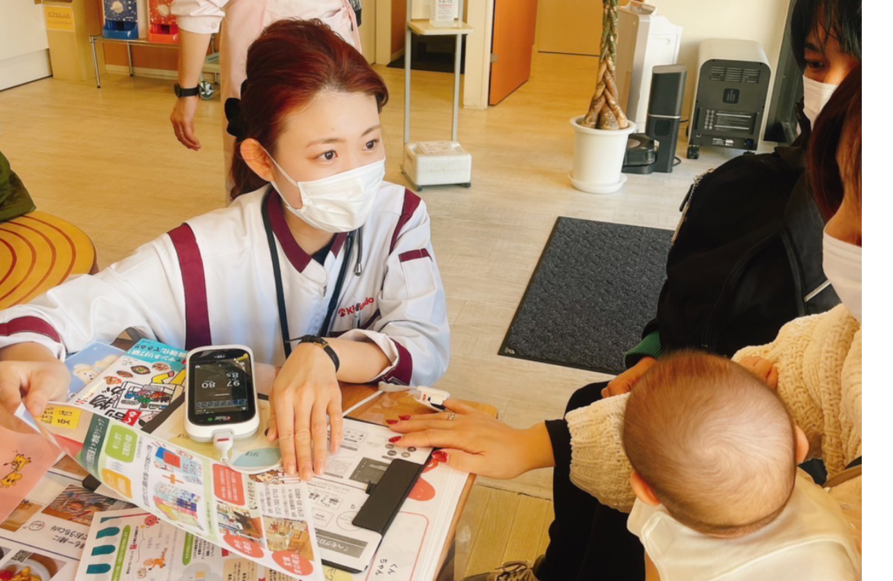 小児科にて、キリン堂管理栄養士が栄養相談の実施をしている様子です。健康相談会は、様々な店舗でも定期的に行っています!
