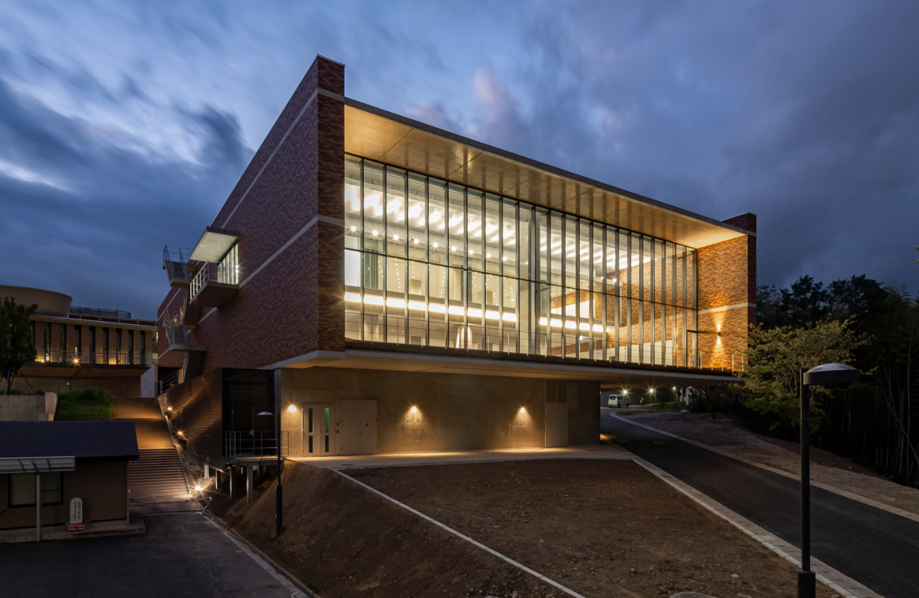 大規模病院をはじめ、図書館や研究施設など様々な建物と発注者・建築設計者とかかわることが出来ます（写真は京都大学桂キャンパスの図書館（新築）です）