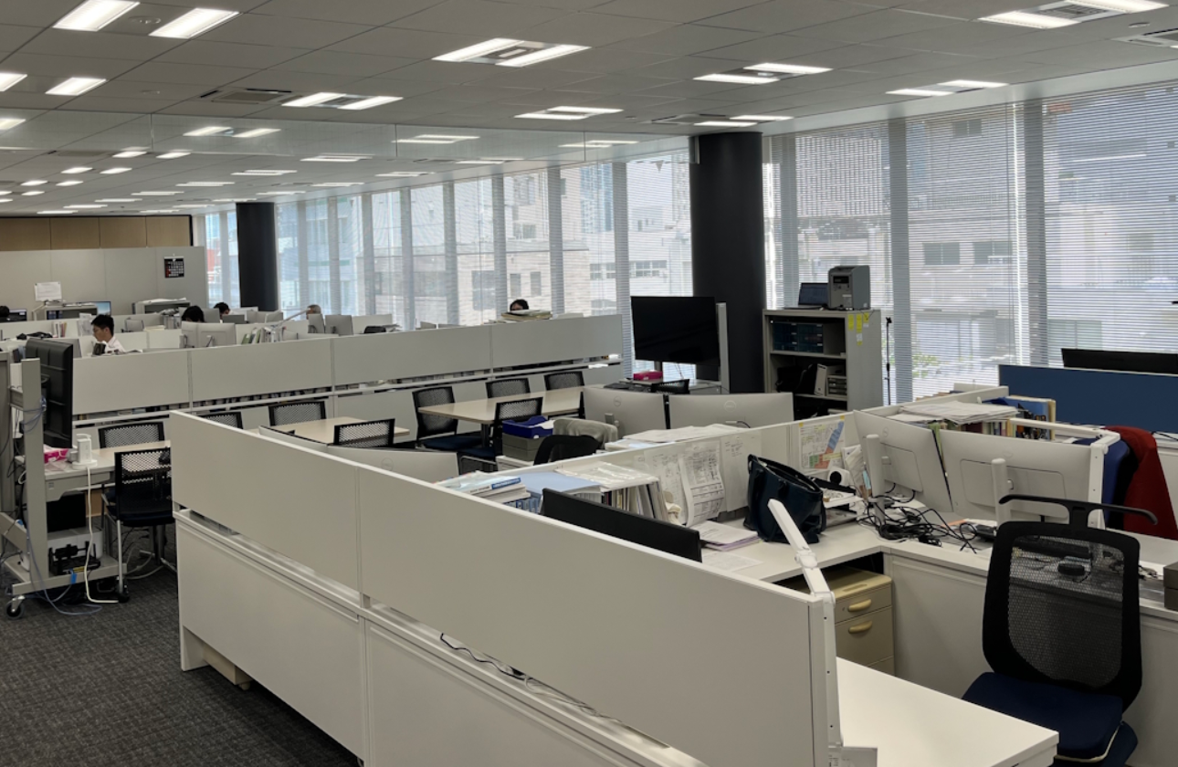 外出時対応のためノートＰＣメインですが、事務所では複数モニターに繋いで広い画面で仕事しています。