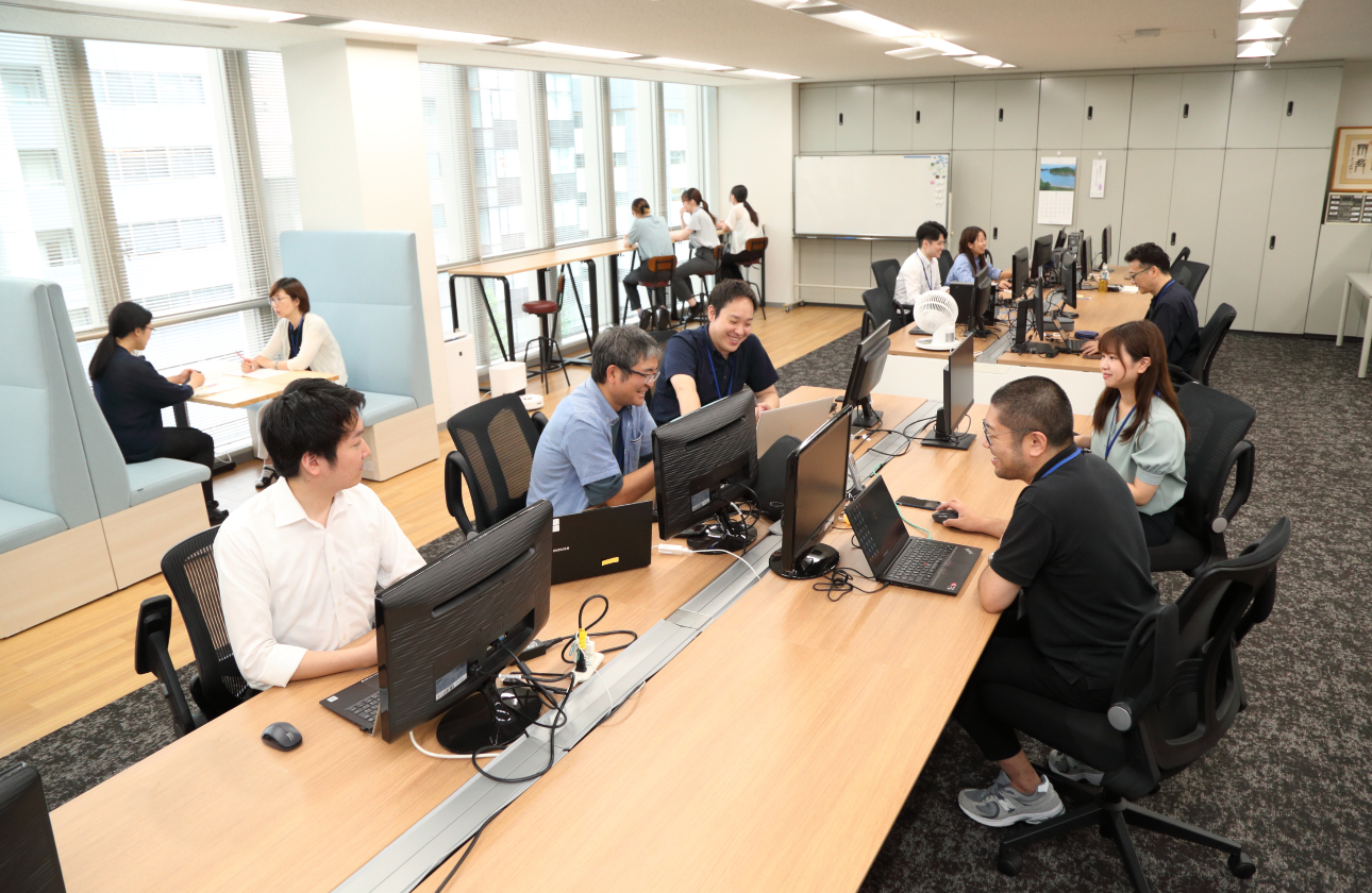 弊社ではフリーアドレスを導入し、業務内容にあった場所で作業を行うことにより生産性向上やコミュニケーション向上に一役買っています。