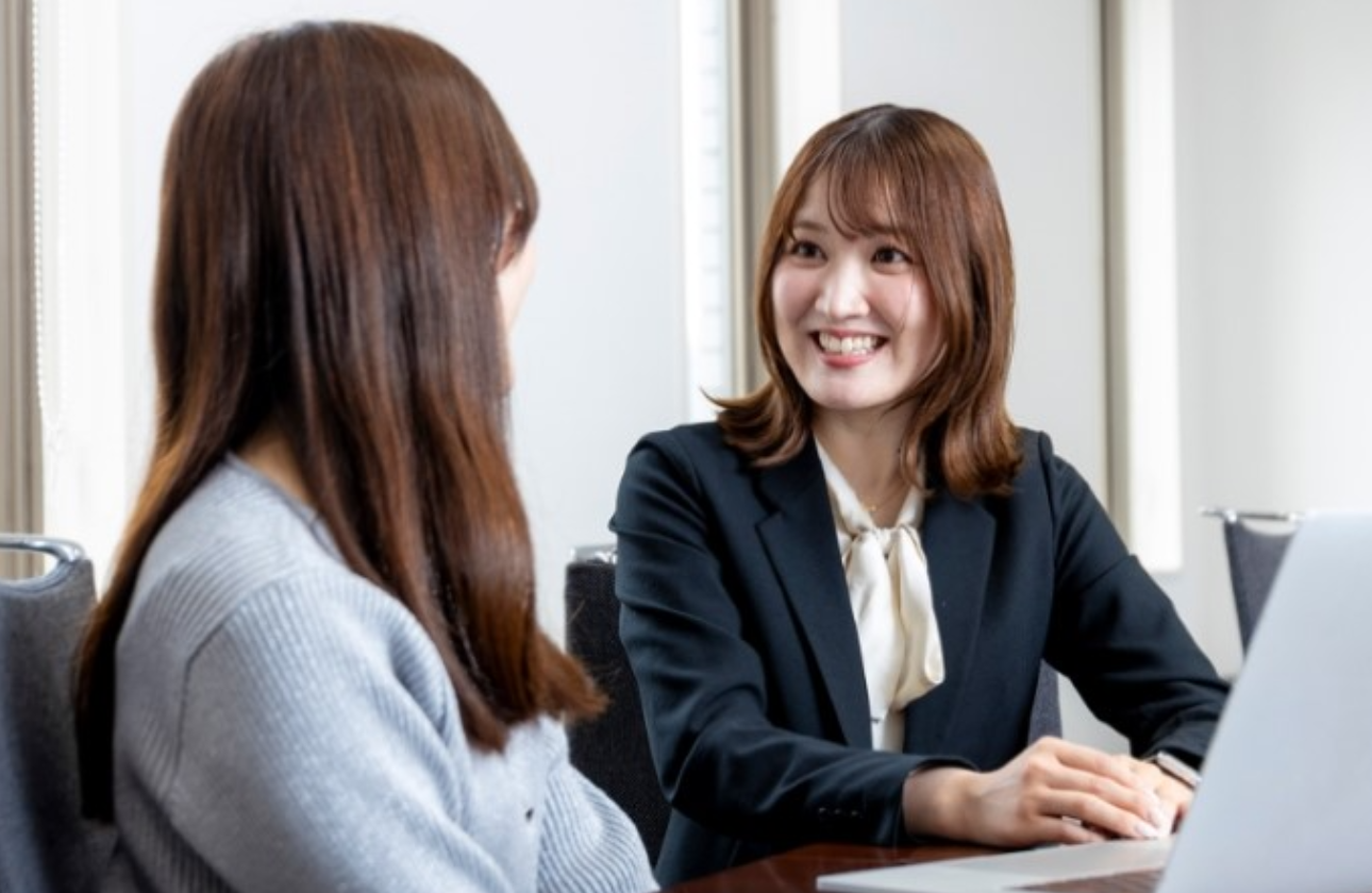 【新卒定着率3年連続100％！お互いが助け合える環境が自慢です】