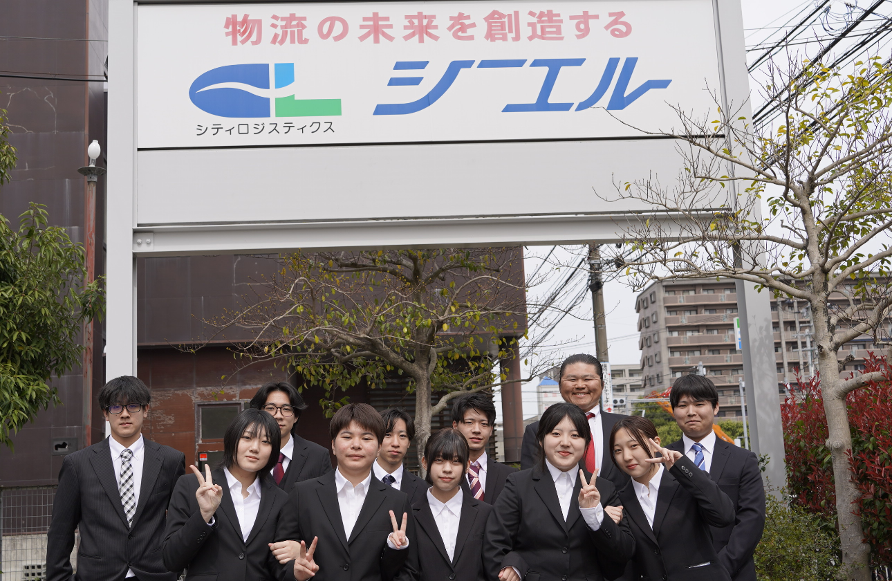 本年度の新卒社員が入社いたしました。
次世代を担う人材の育成に力を入れています。未来の仲間となる皆さん、ぜひ私たちと一緒に成長しませんか？