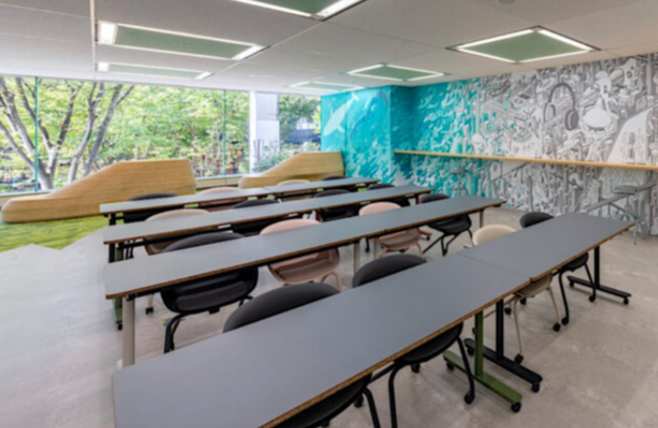 研修室で新たに生み出されていくアイデアや、つねに成長しながら未来をつくり出していくイメージが表現されています。