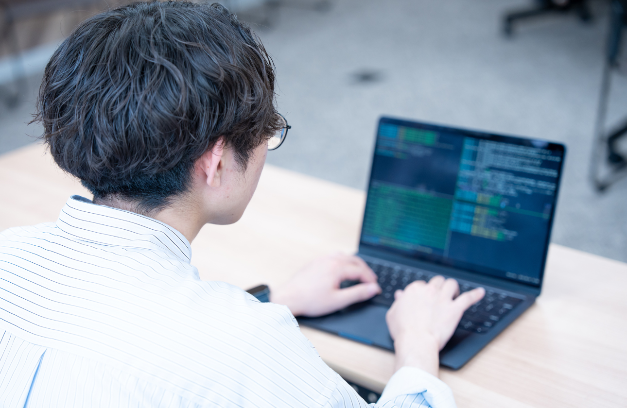 コードの先にあるのは、世界中の“旅”を動かす仕組み。