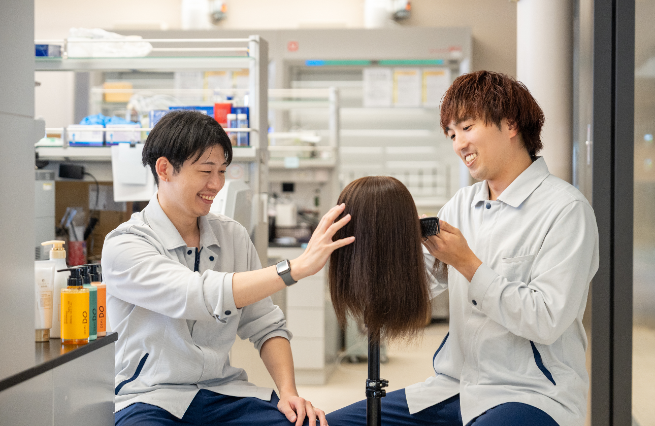 【化粧品研究職②】　処方から香りまで。“美”を支える研究開発の現場