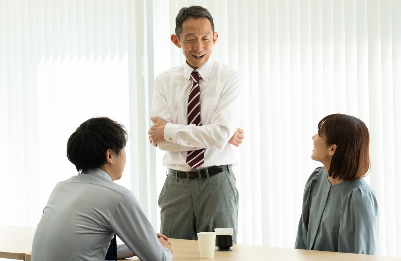 ベテラン・若手社員との距離が近く日々の業務に関する相談はもちろん、プライベートの話題も多く、和やかな雰囲気が職場全体に広がっています。