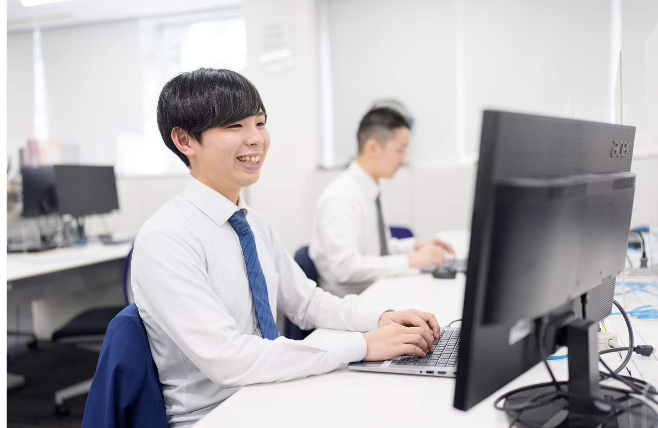 当社では充実した育成環境をご用意しておりますので文系でも理系でも問題ありません！
手に職をつけたい方お待ちしております。