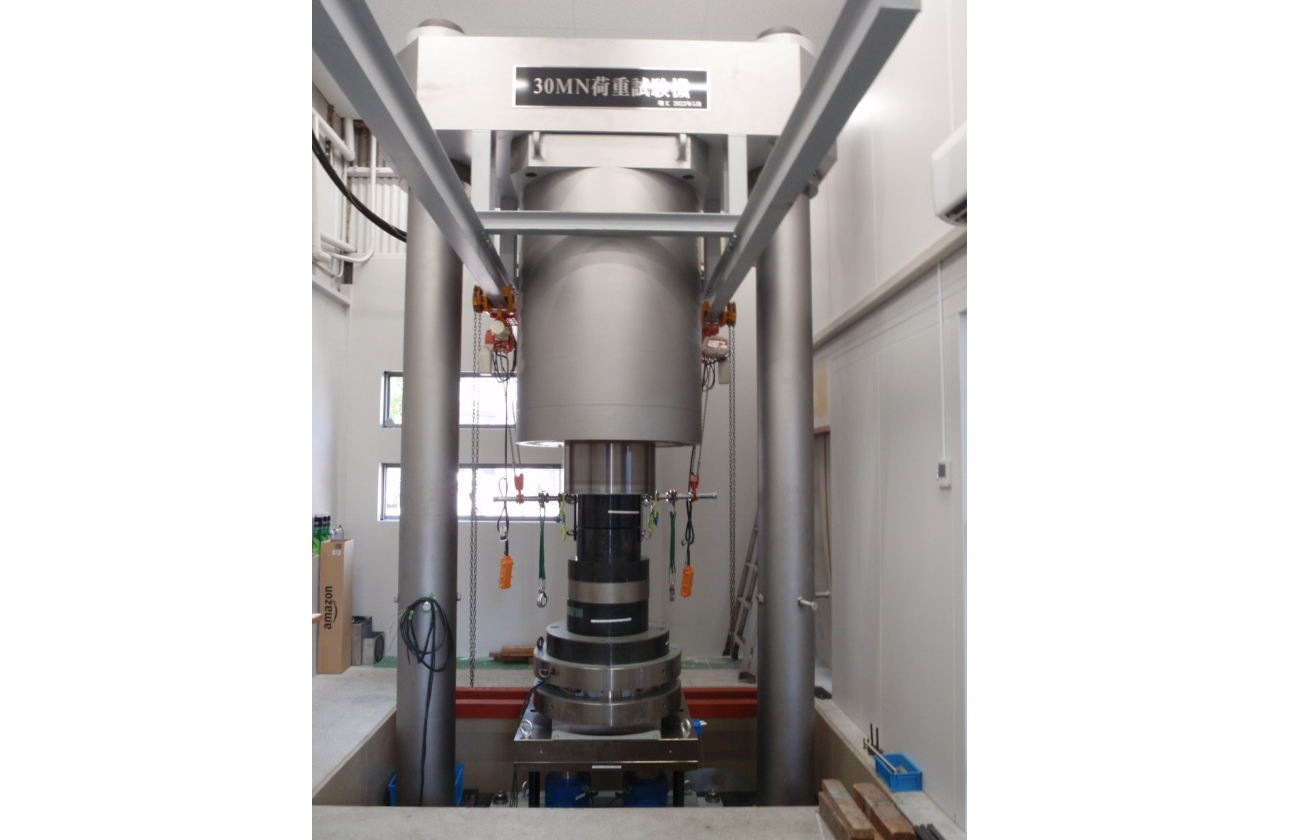 日本最高水準の3000t荷重試験機を自社で開発
