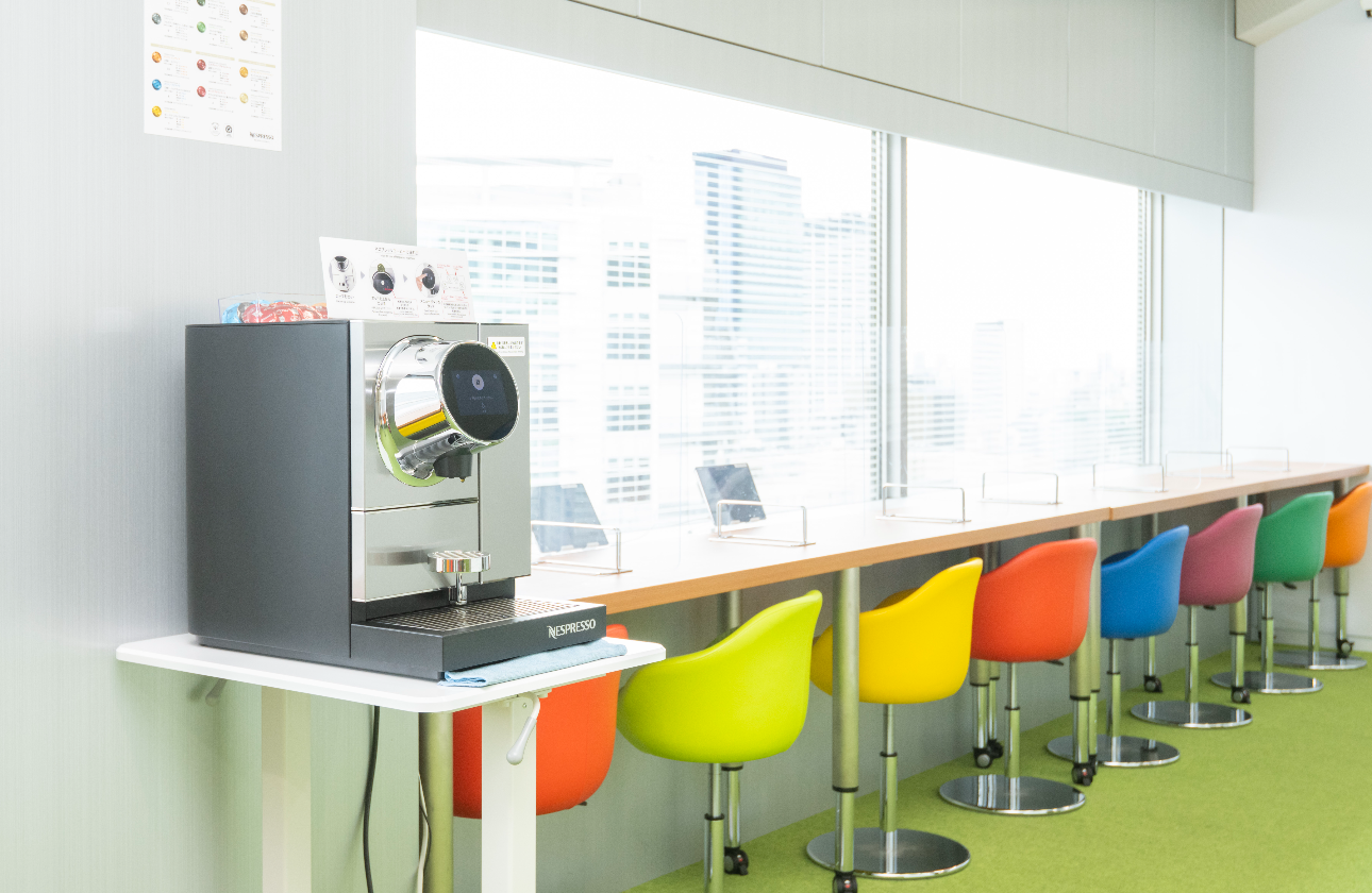 カラフルでポップな休憩スペースがあります。
コーヒーメーカーも用意しています。