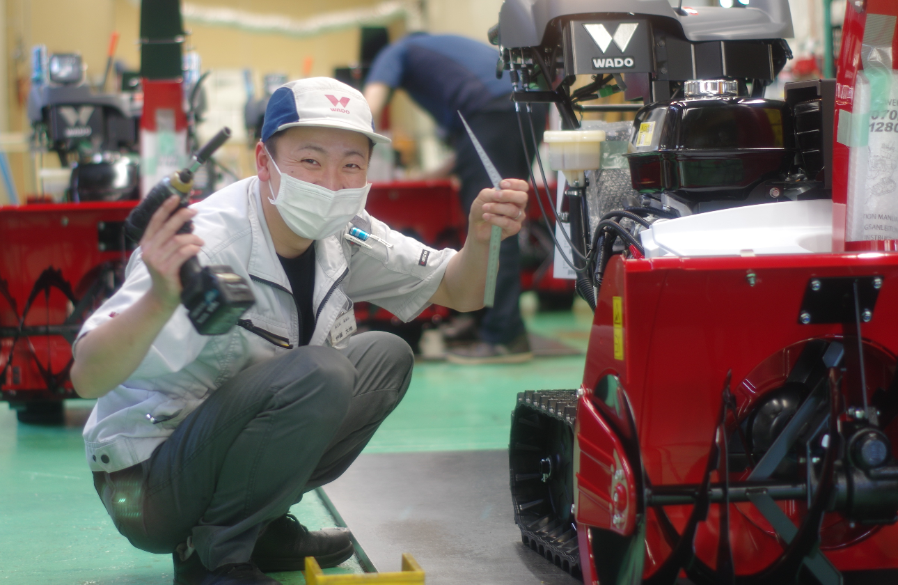 雪国を支える機械の作成・メンテナンスを行っております！
個人だけではなく、チームで一つ一つの作業に取り組んでおります！