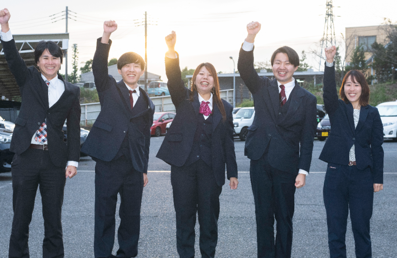 「まずはやってみる」が合言葉。失敗を恐れず挑戦する若手が主役です。互いを高め合い、共に成長できる熱い仲間があなたの入社を待っています!