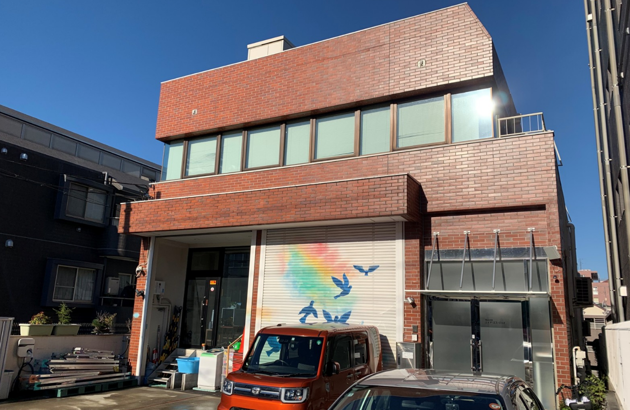 2階建に見える社屋、実は4階建(地上2階~地下2階)です。