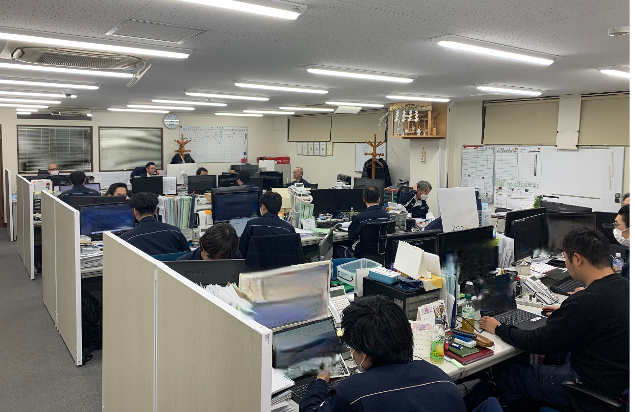 施工管理はワンフロアに集約、1人1人に机とPCあり。風通しが良く、情報共有しやすい環境
