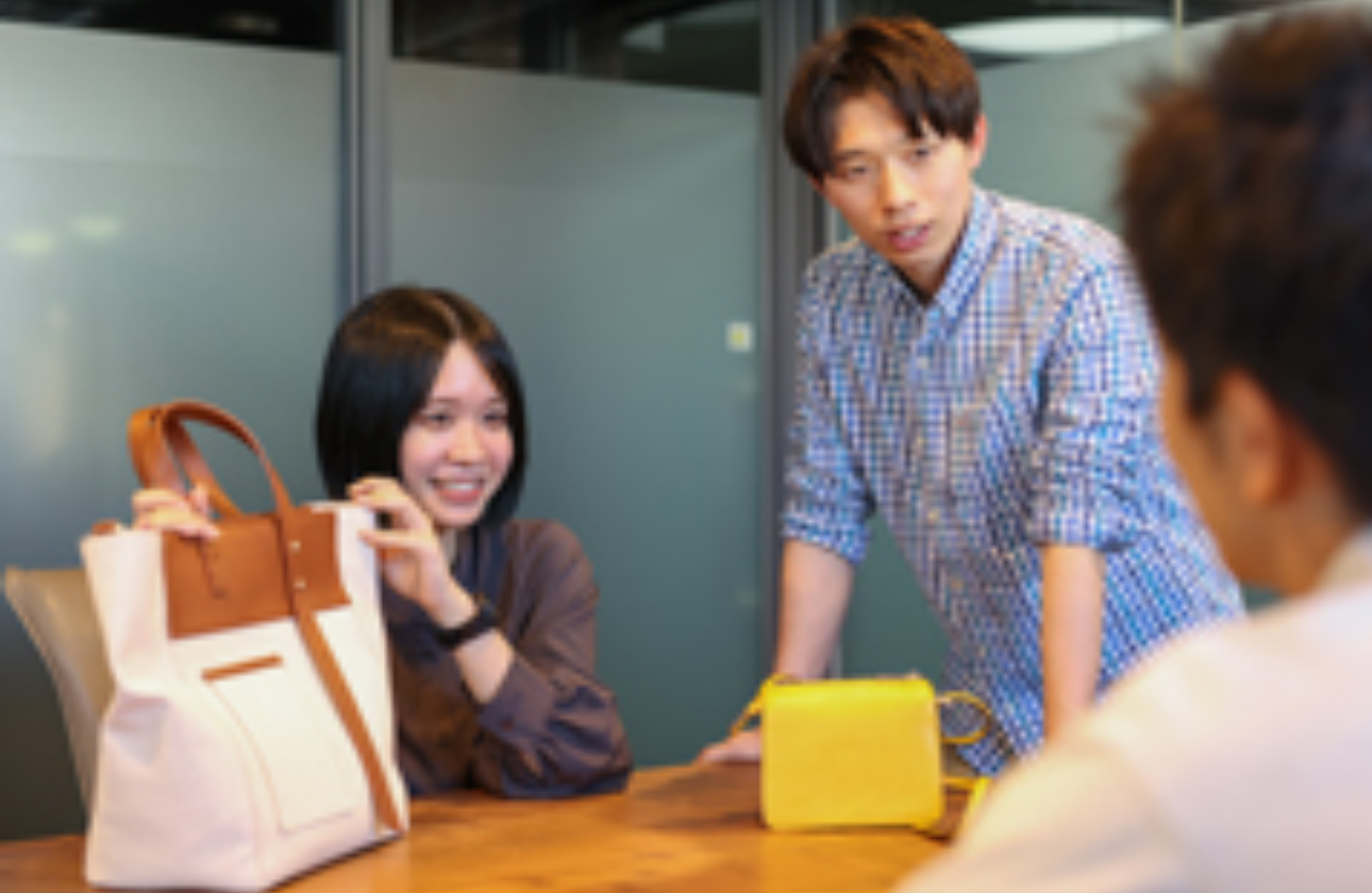 営業、企画、生産、など当社にはさまざまな職種があり、自分の得意分野を生かした働き方が可能。知識と経験を積み重ねながら事業を担う人材に成長していきます。