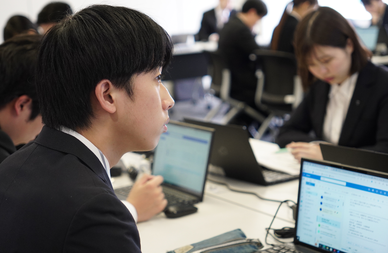 文系出身・プログラム未経験7割！4か月半の研修で安心してIT人材を目指せる。